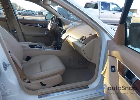 2008 Mercedes-Benz C 300 Luxury 4Matic z USA, uszkodzony, nr VIN WDDGF81X58F175656